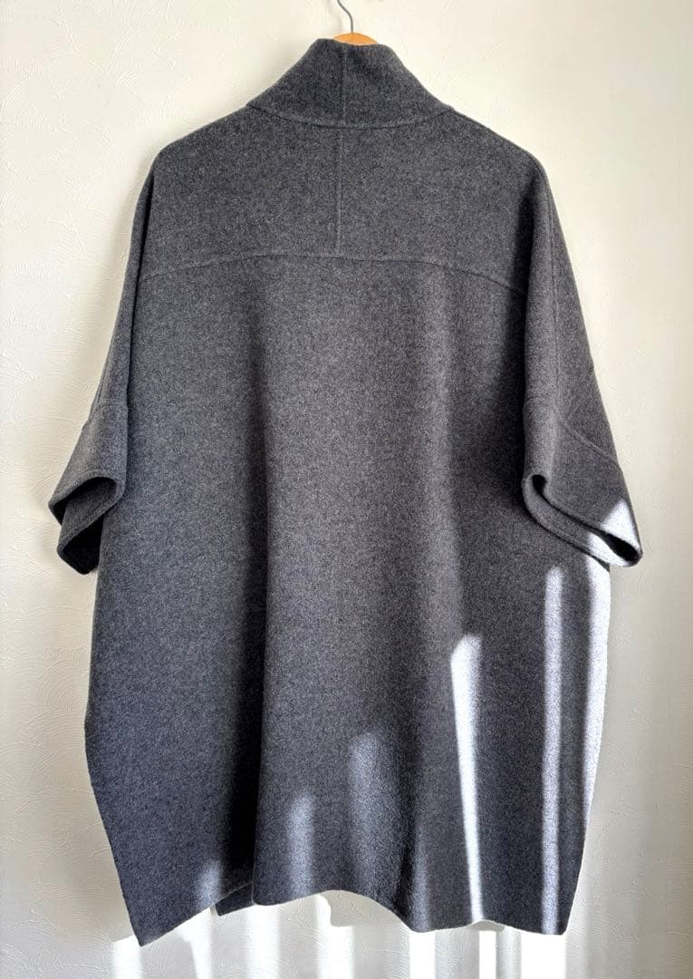 ミースロエ　スーパー140 スタンドカラー接結ポンチョ　グレー