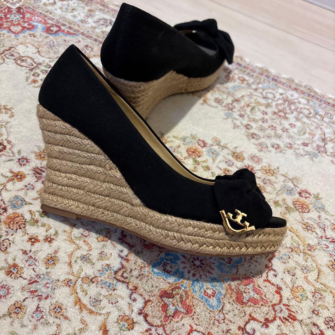 トリーバーチ黒 リボン付きオープントゥウェッジヒール