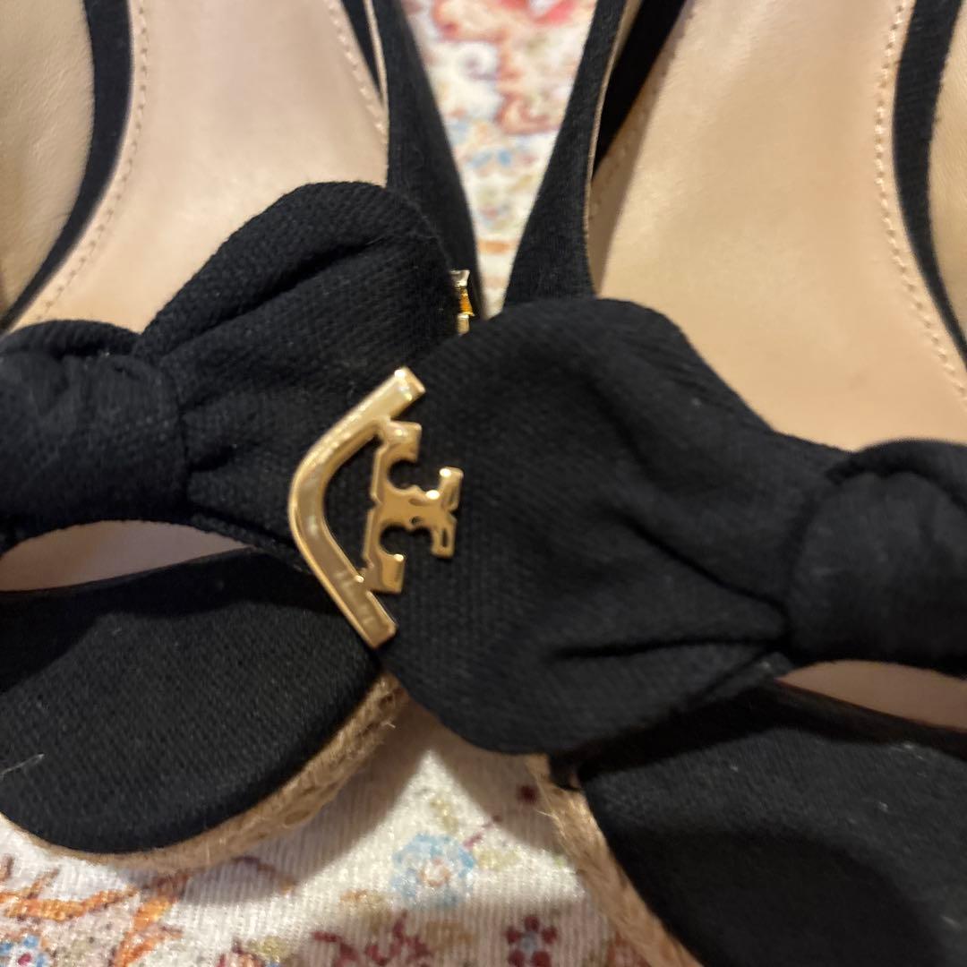 トリーバーチ黒 リボン付きオープントゥウェッジヒール