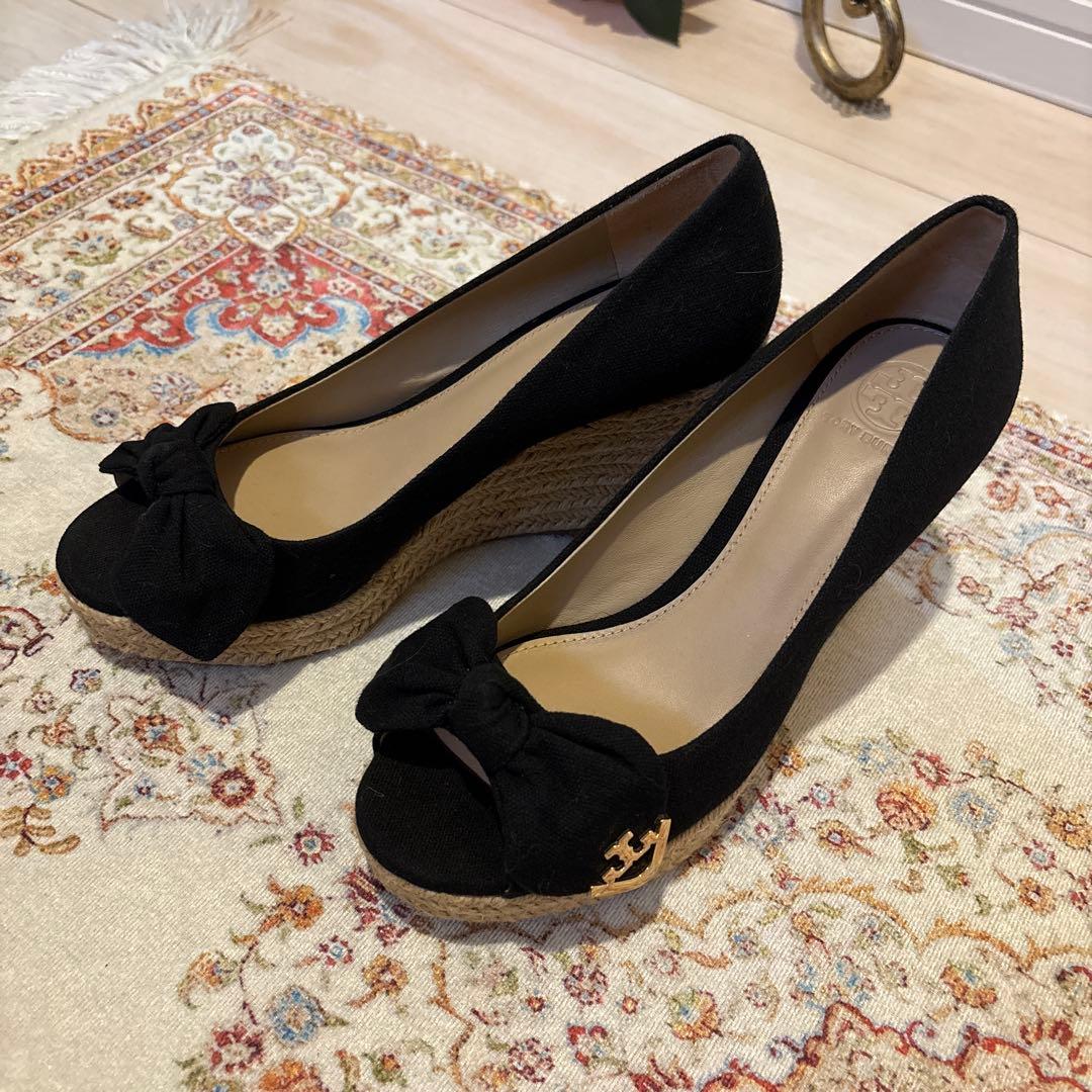 トリーバーチ黒 リボン付きオープントゥウェッジヒール