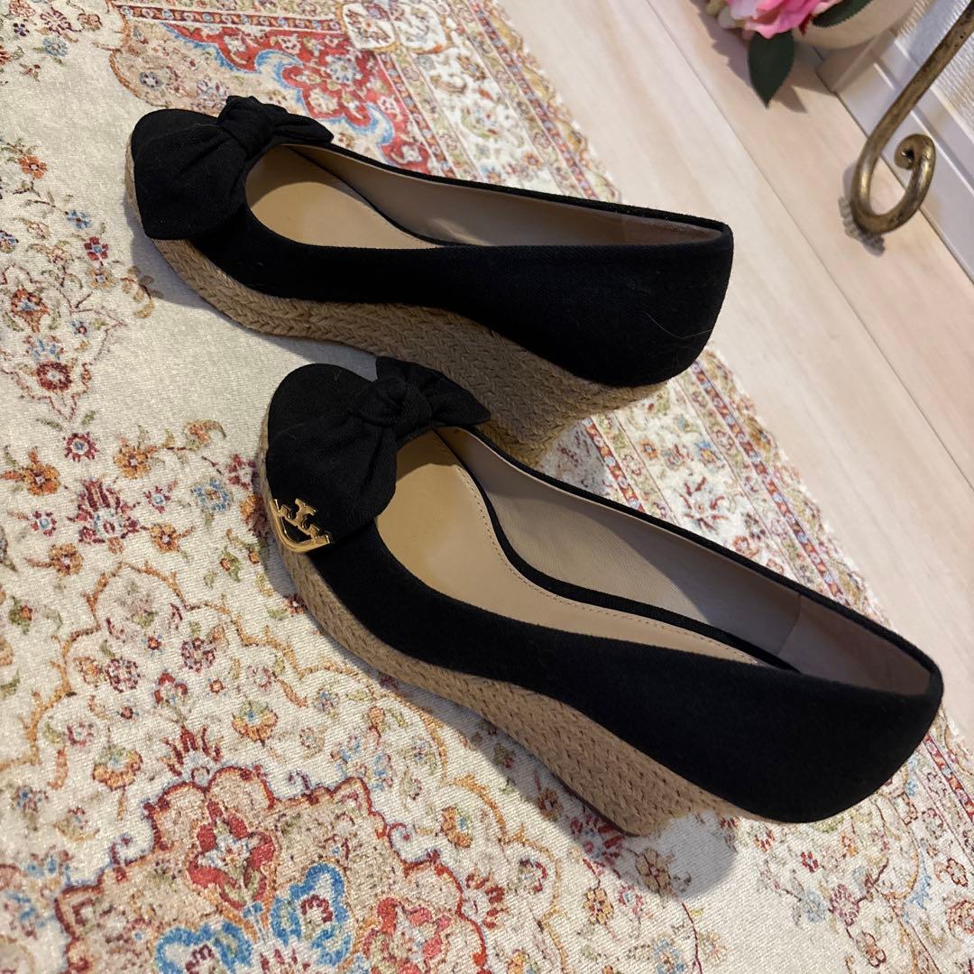 トリーバーチ黒 リボン付きオープントゥウェッジヒール