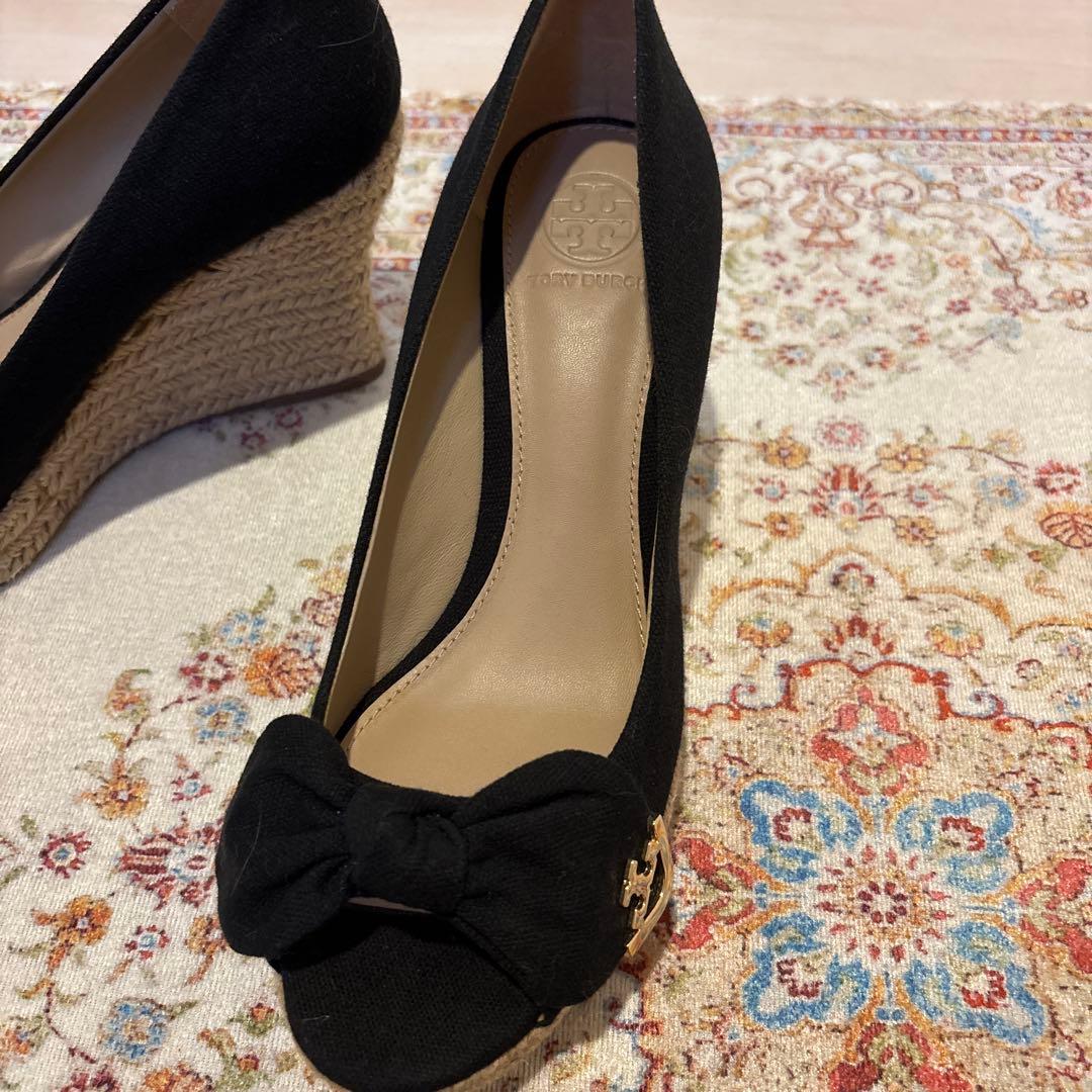 トリーバーチ黒 リボン付きオープントゥウェッジヒール