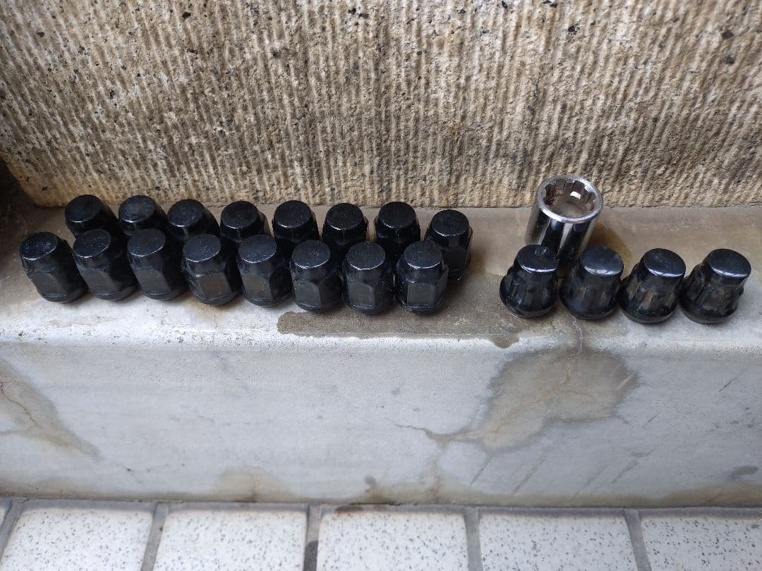 【無限】NR 18㌅アルミホイール　ブラックメタル　タイヤ、盗難防止ナット付き