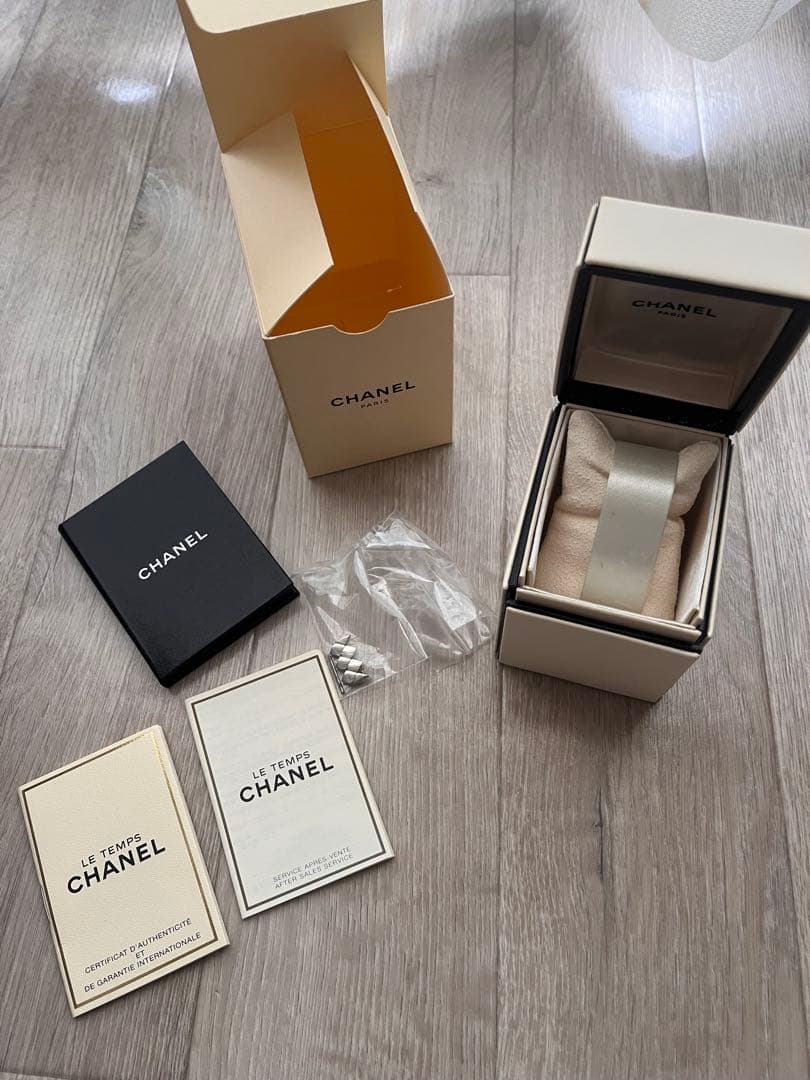 【外箱、説明書付き】シャネル　CHANEL　シルバー　クォーツ時計　マトラッセ