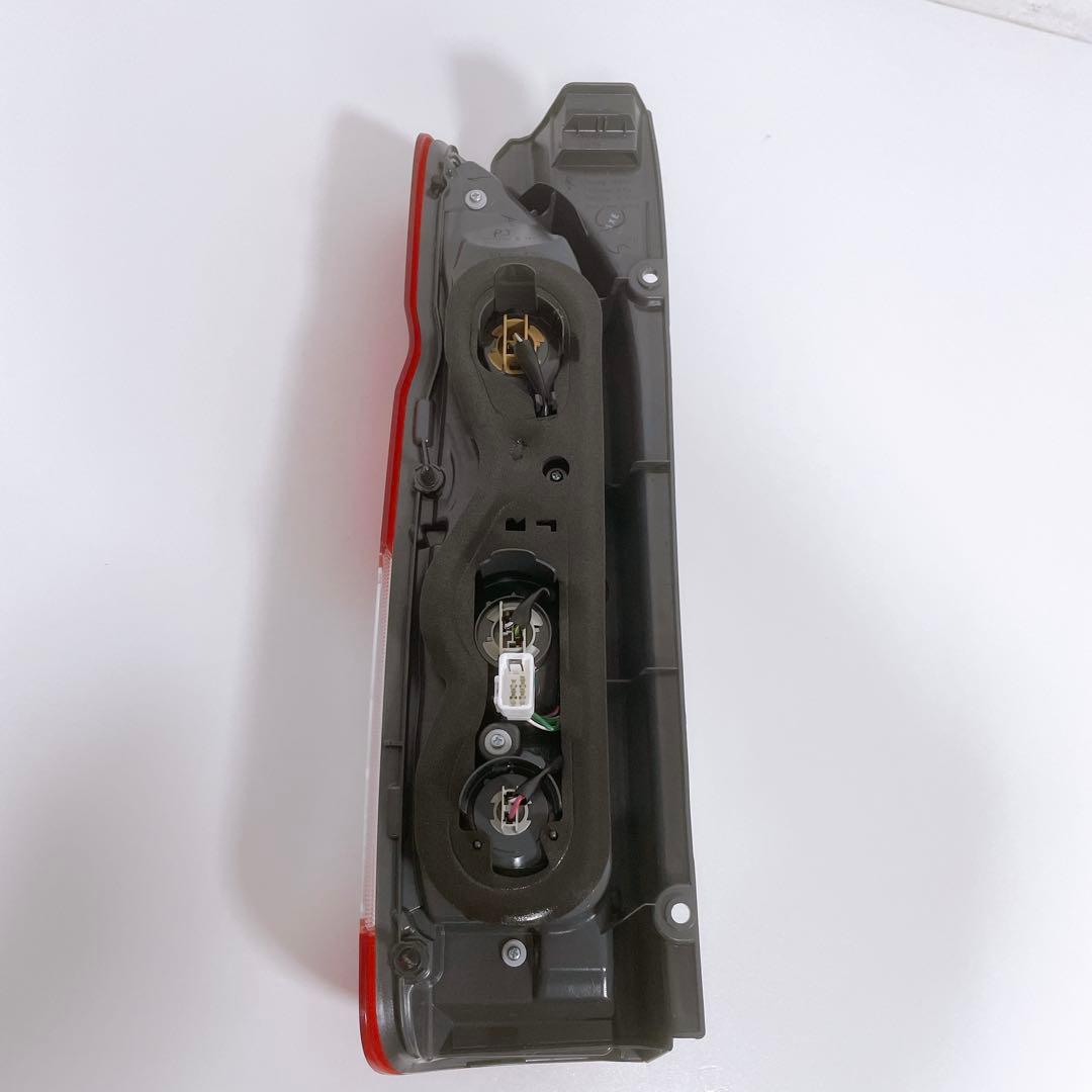 【R7/11月新車外し】TOYOTA ハイエース純正 200系 テールランプ