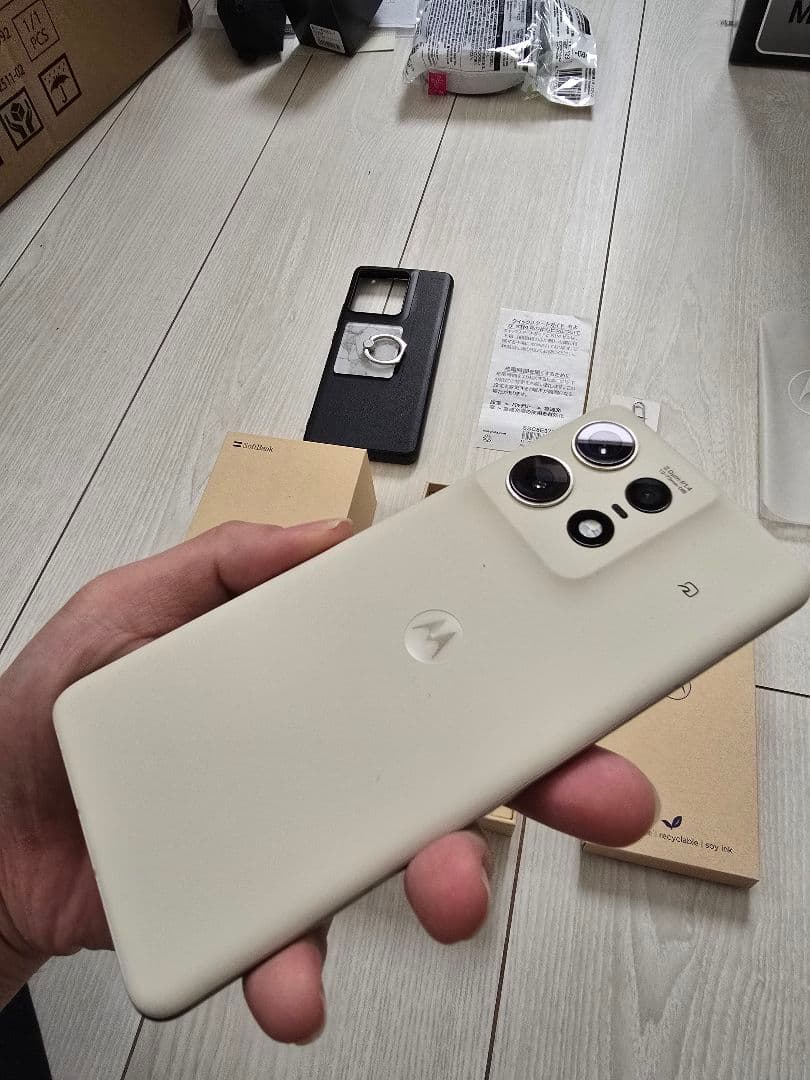 2356. motorola edge 50s pro 白　本体 SIMフリー