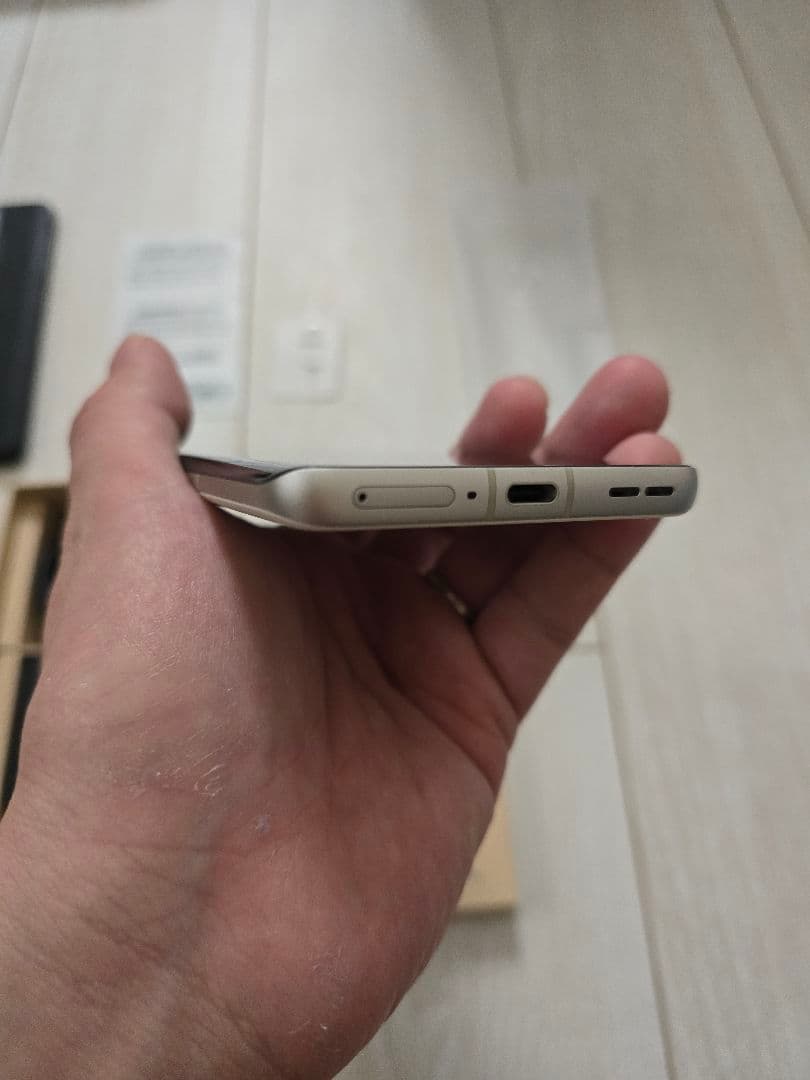 2356. motorola edge 50s pro 白　本体 SIMフリー