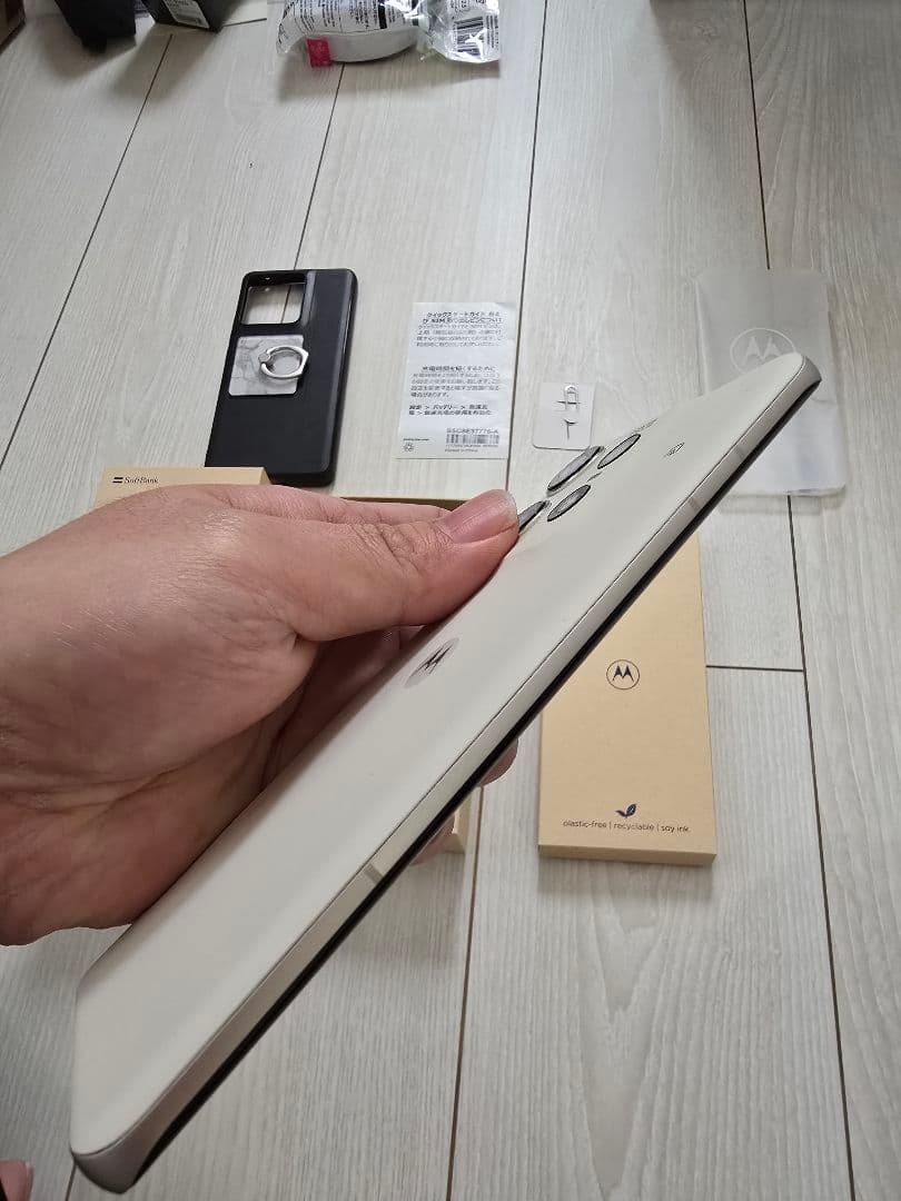 2356. motorola edge 50s pro 白　本体 SIMフリー