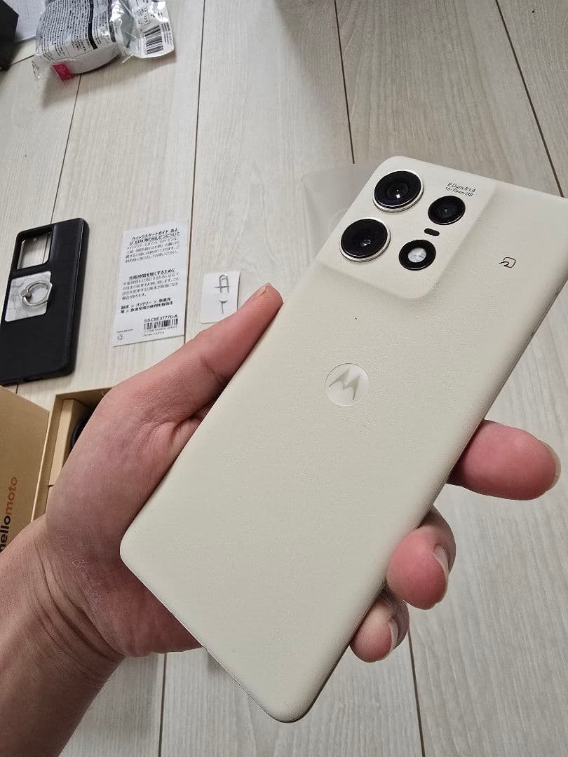 2356. motorola edge 50s pro 白　本体 SIMフリー