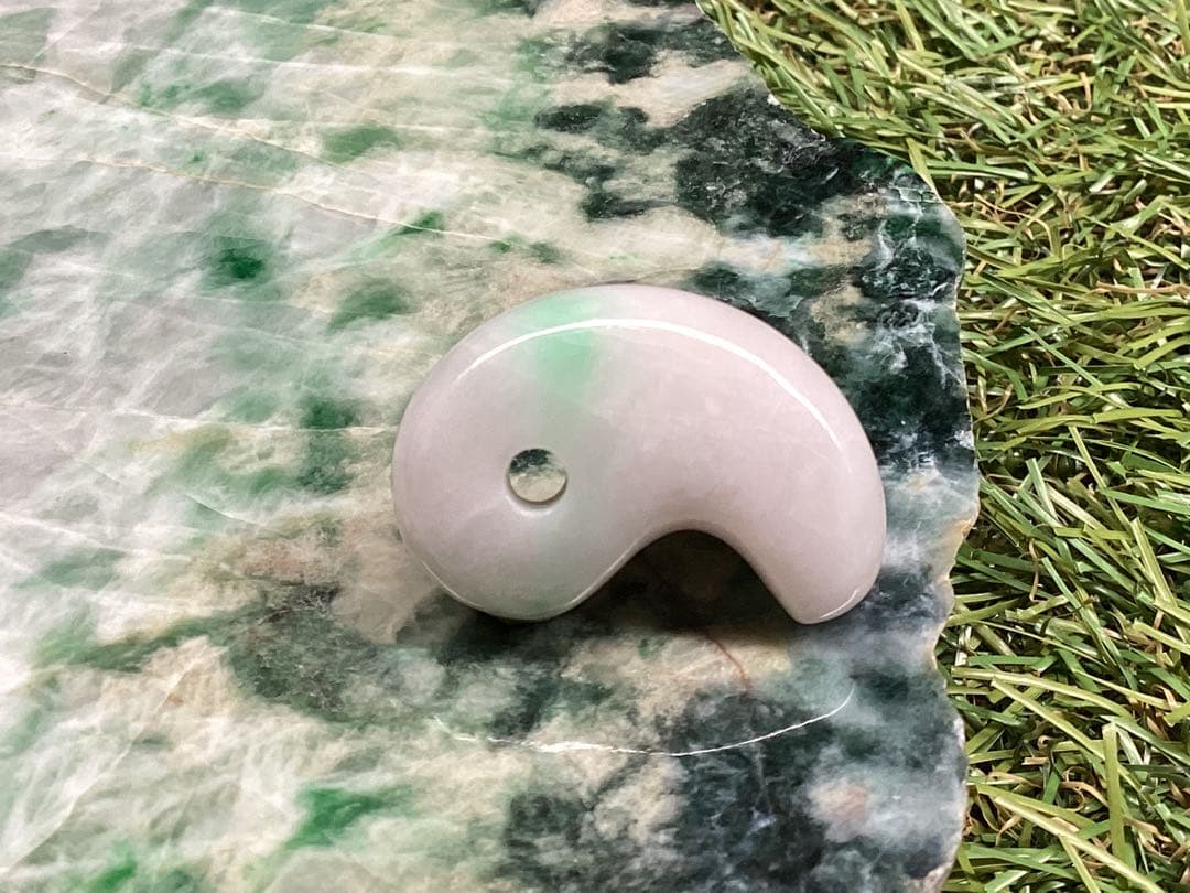 ✳premium一流の勾玉　コレクションレベルです‼️糸魚川翡翠淡いラベンダー入り