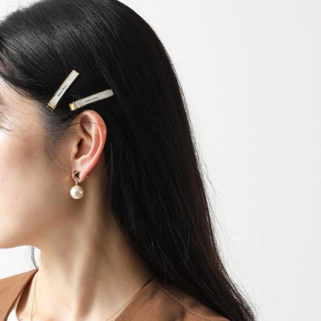 【美品】miumiu エナメルメタル ヘアクリップ ホワイト×ゴールド 2個