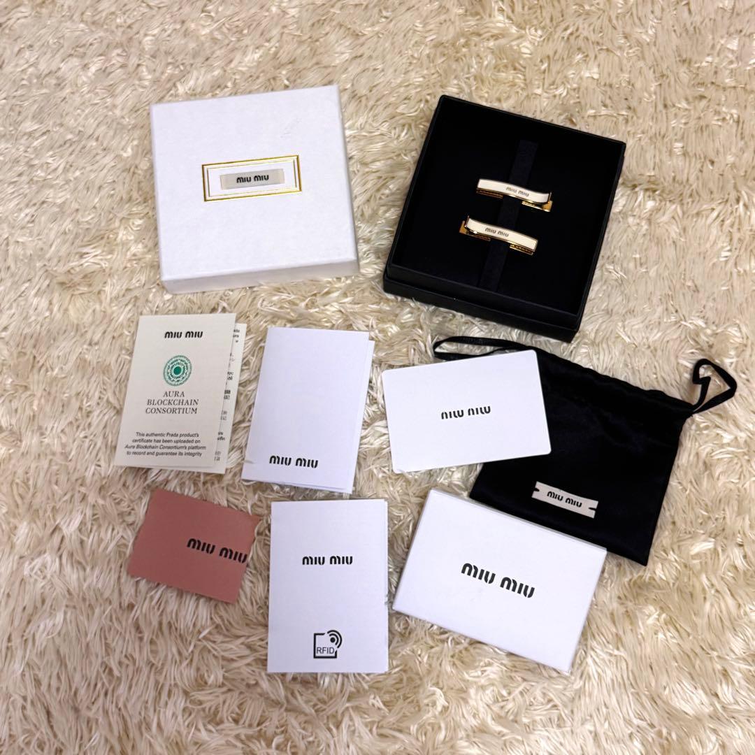 【美品】miumiu エナメルメタル ヘアクリップ ホワイト×ゴールド 2個