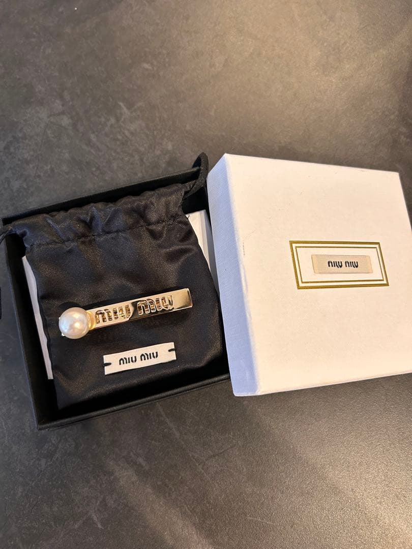 【美品】miu miu /ゴールド/ヘアピン