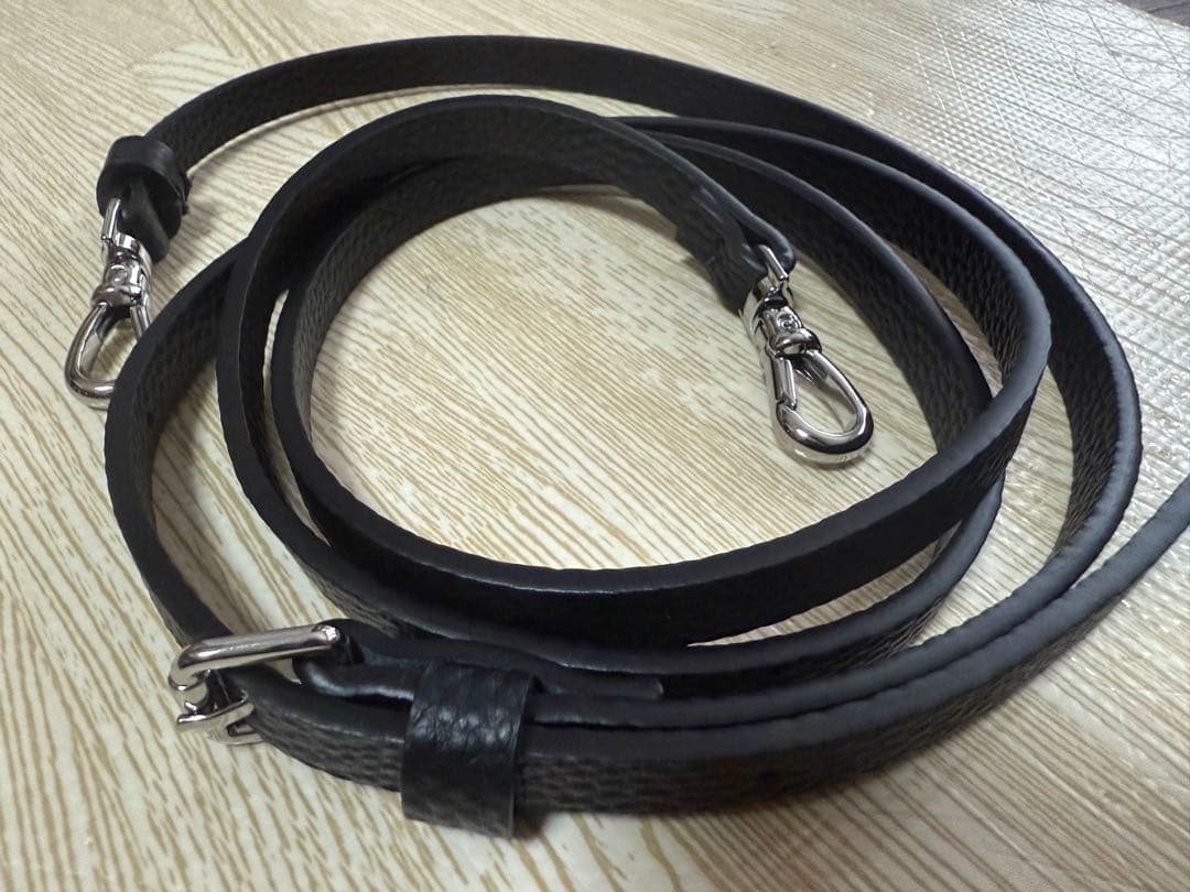 BANDOLIER iPhone 16 Pro用　ブラック　ストラップ付