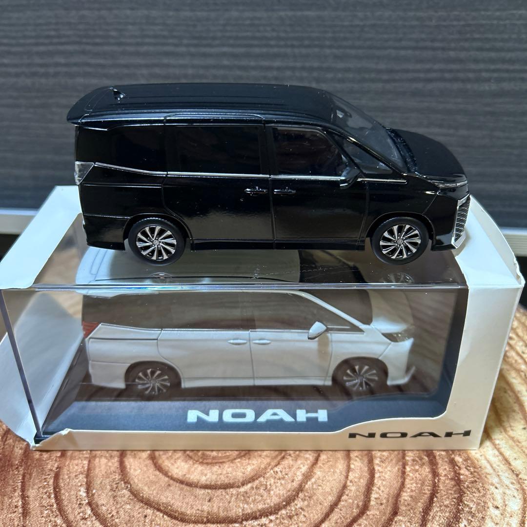 s.t8000トヨタ ノア（ホワイト）／ヴォクシー（ブラック）ミニカー