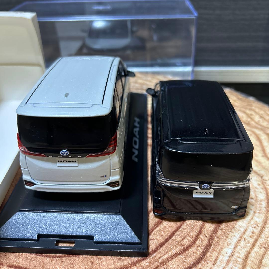 s.t8000トヨタ ノア（ホワイト）／ヴォクシー（ブラック）ミニカー