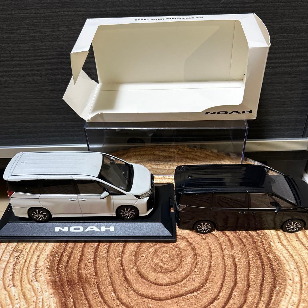 s.t8000トヨタ ノア（ホワイト）／ヴォクシー（ブラック）ミニカー