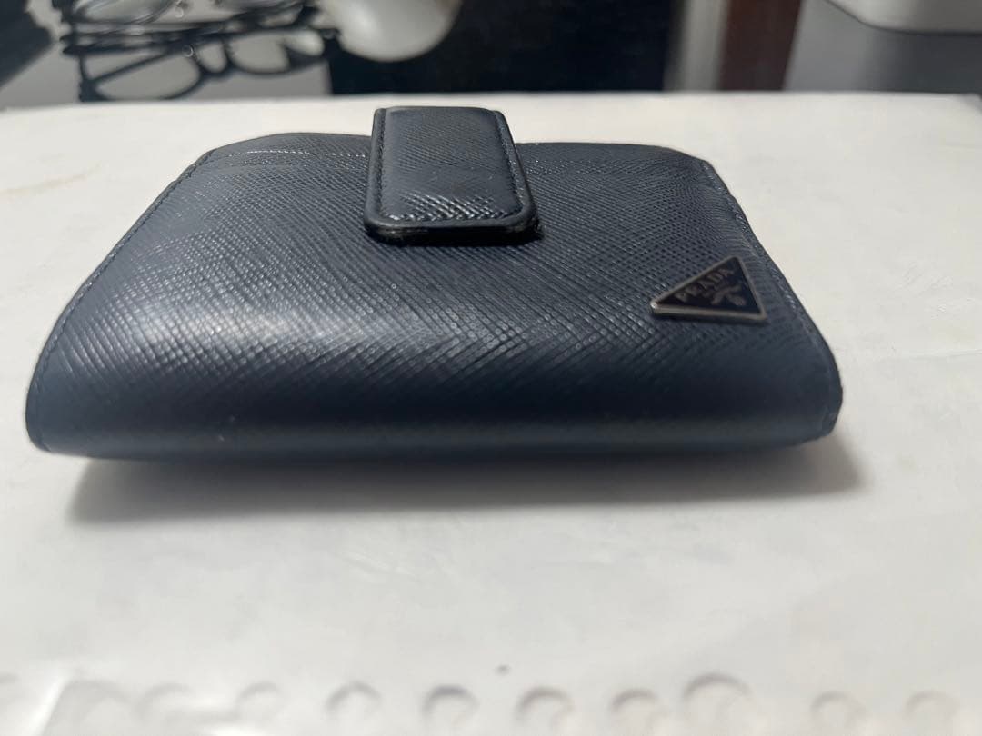 プラダ 二つ折り財布 フラグメントケース 三角プレート サフィアーノ 濃紺　財布