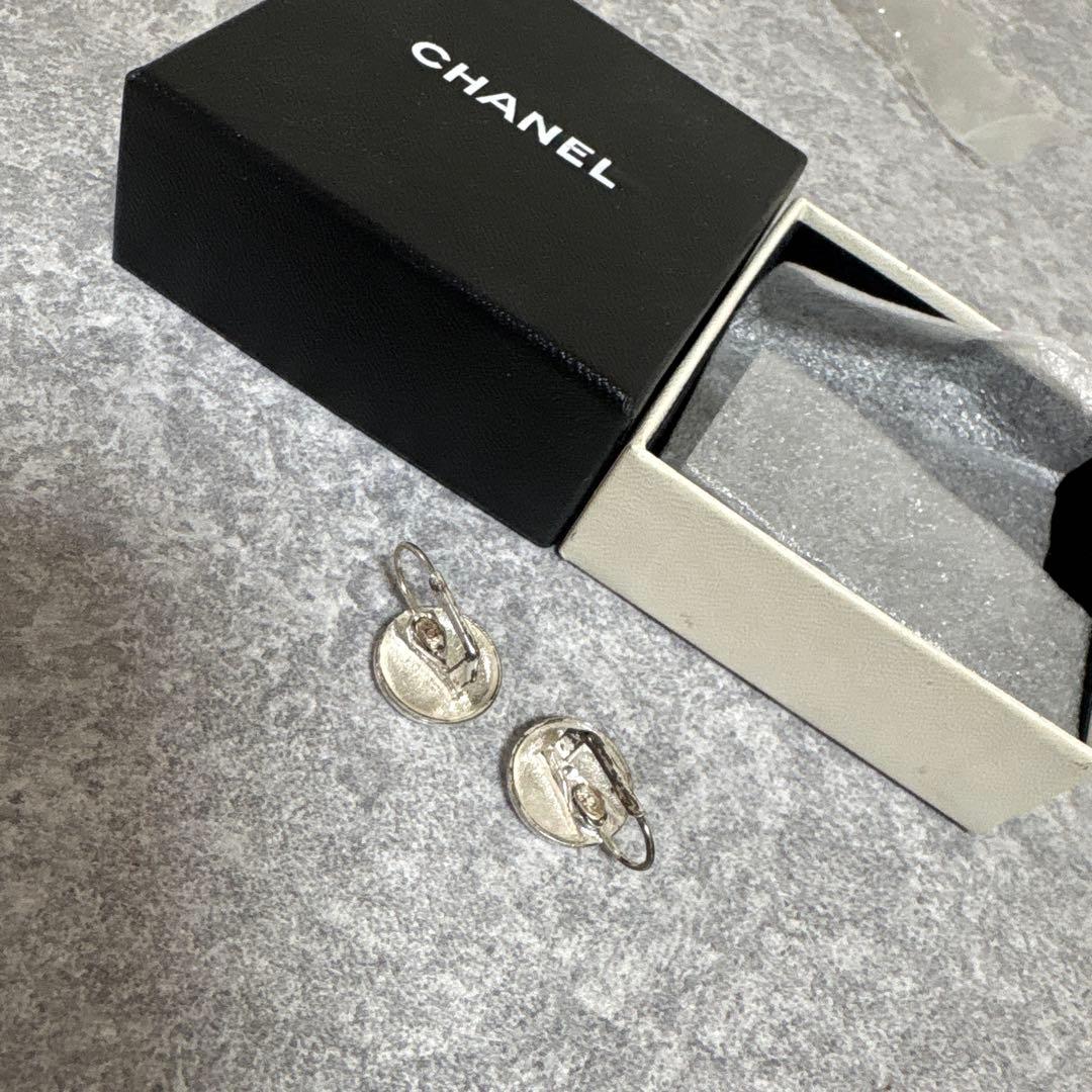 ✳*︎様 (正規品)CHANEL ロゴ入りシルバーピアス 箱付き
