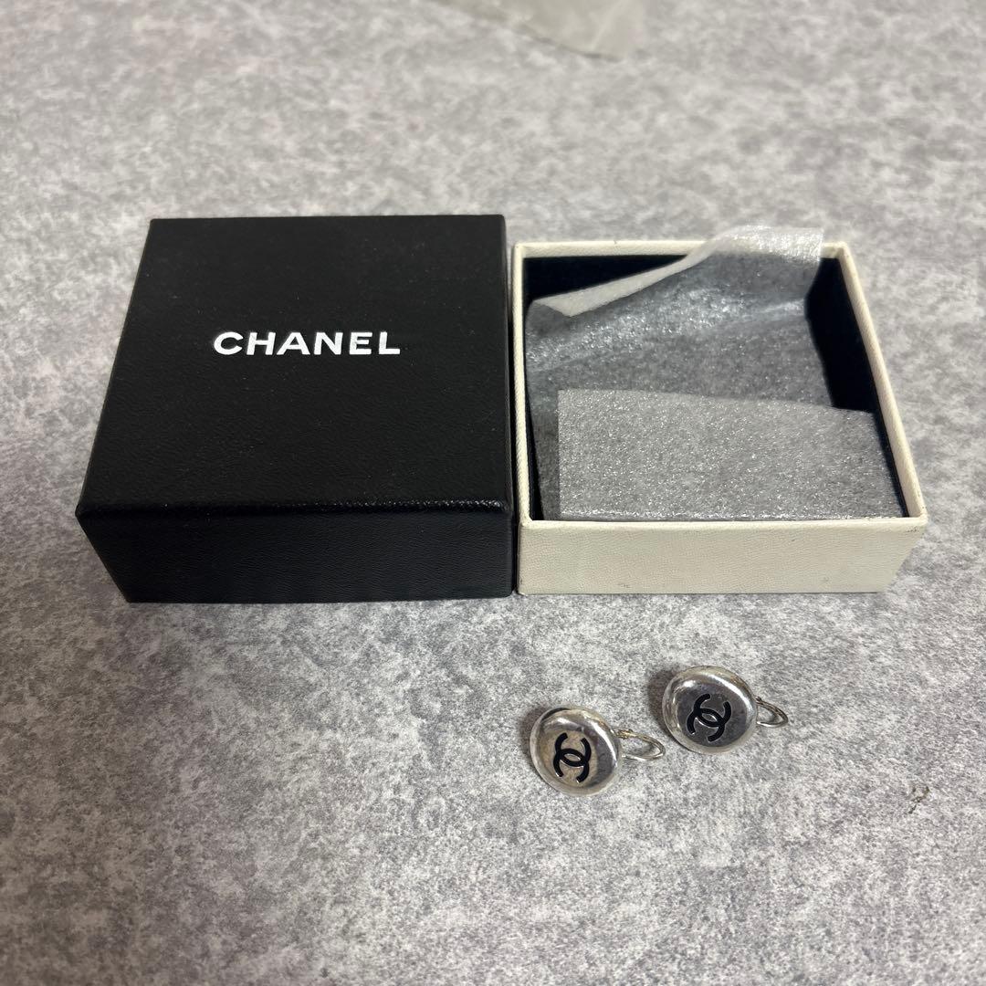 ✳*︎様 (正規品)CHANEL ロゴ入りシルバーピアス 箱付き