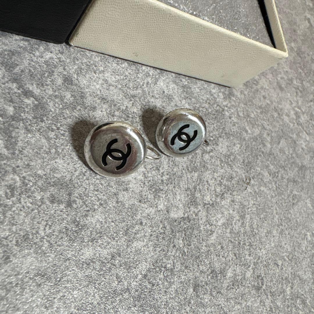 ✳*︎様 (正規品)CHANEL ロゴ入りシルバーピアス 箱付き