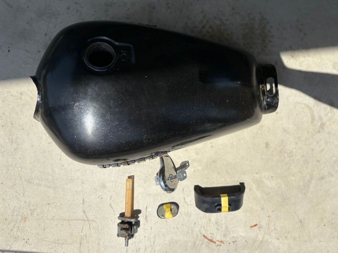 YAMAHA SR250タンク ブラック 付属品付き タンク内錆び取り済