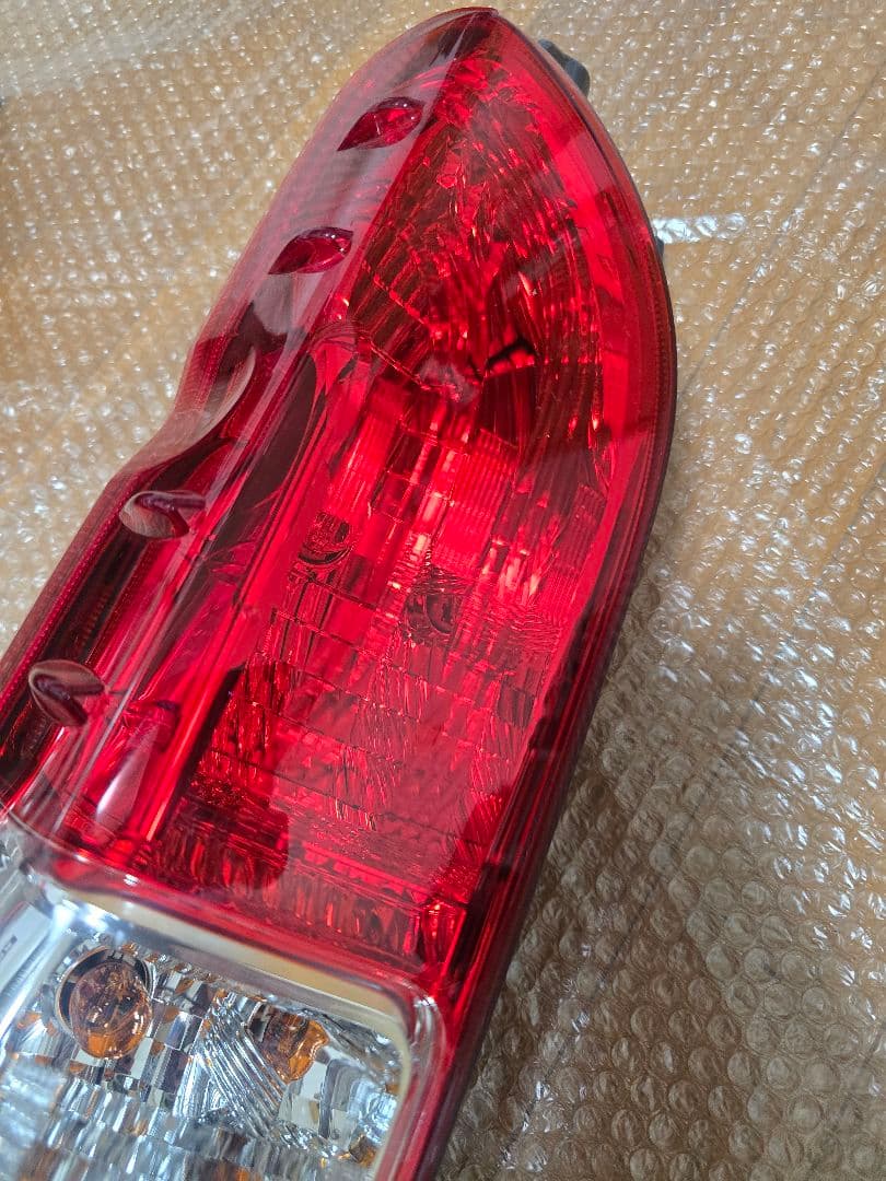 ハイエース 200系 テールライト 純正 TOYOTA 左用 ¹