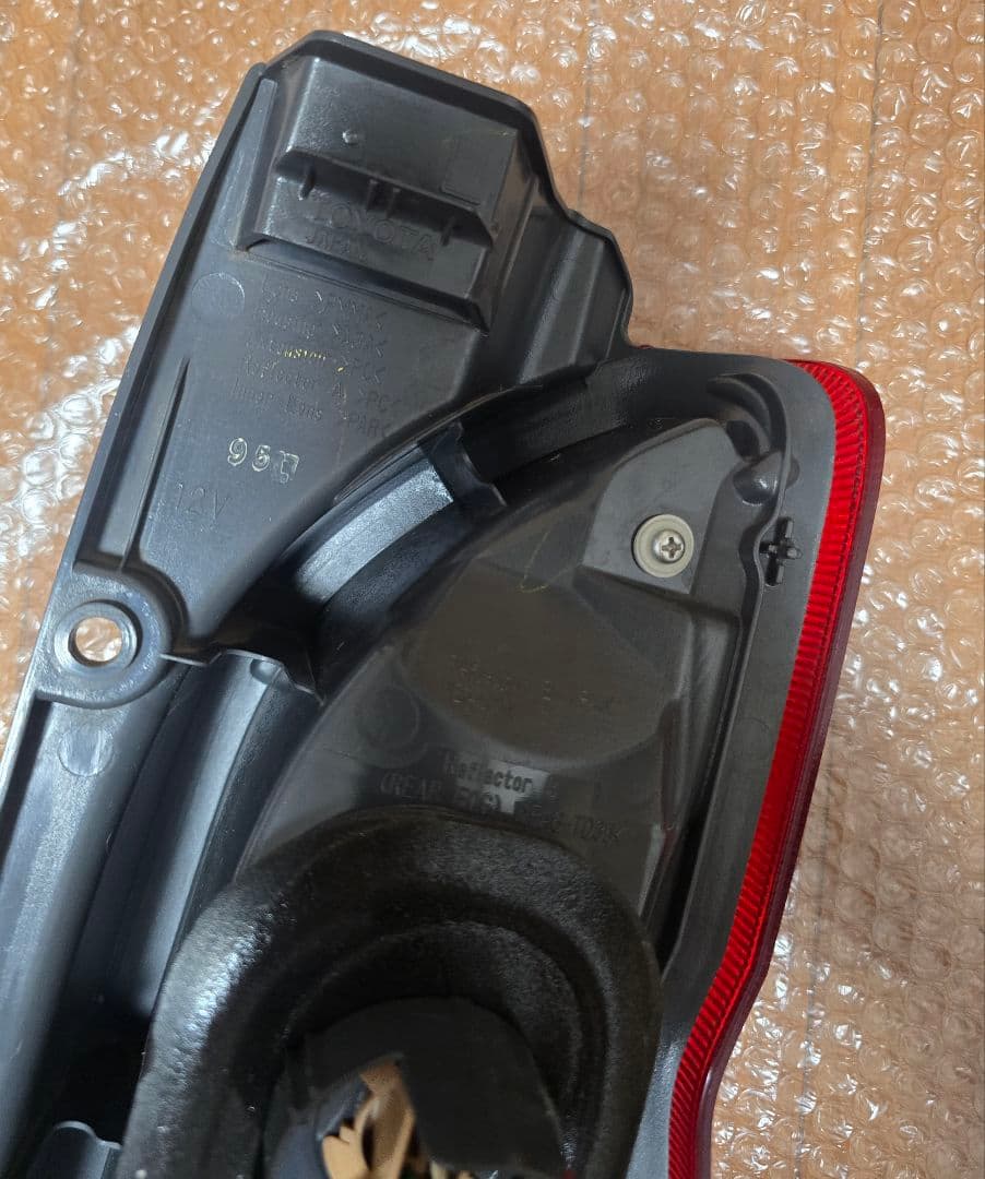 ハイエース 200系 テールライト 純正 TOYOTA 左用 ¹