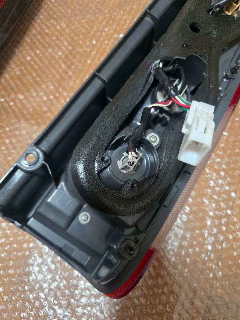 ハイエース 200系 テールライト 純正 TOYOTA 左用 ¹