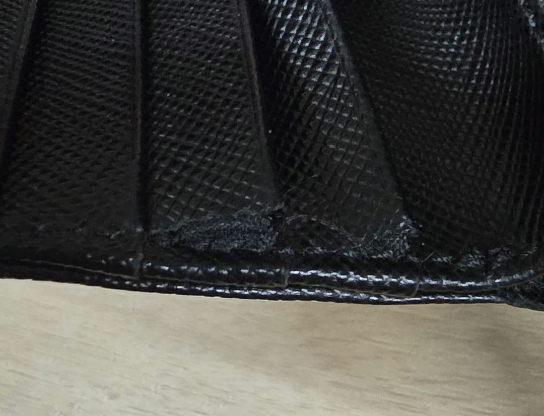 PRADA　サフィアーノレザー　2つ折　ラウンドファスナー