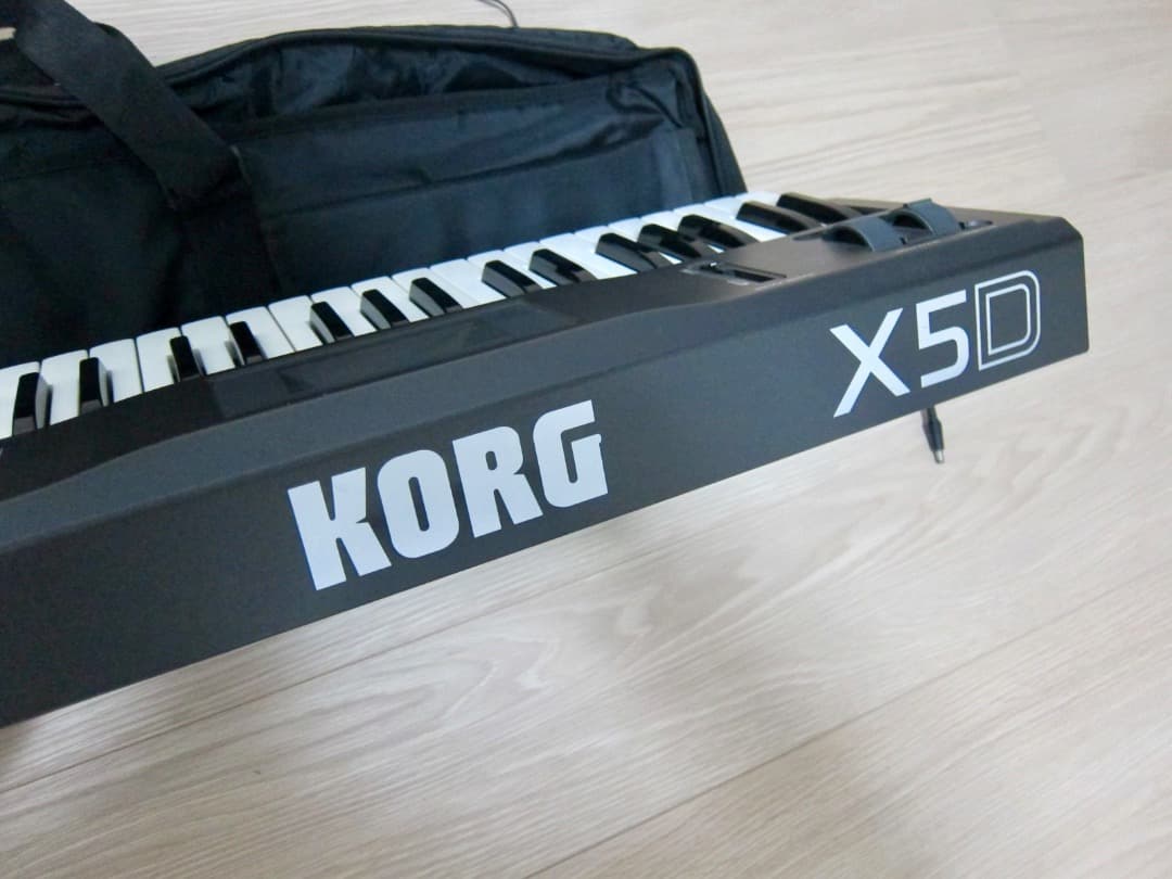 KORG X5Dシンセサイザー 専用バッグ、電源アダプタ付き