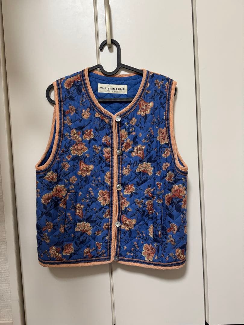 シンゾーン shinzone★キルティング フラワープリント ベスト