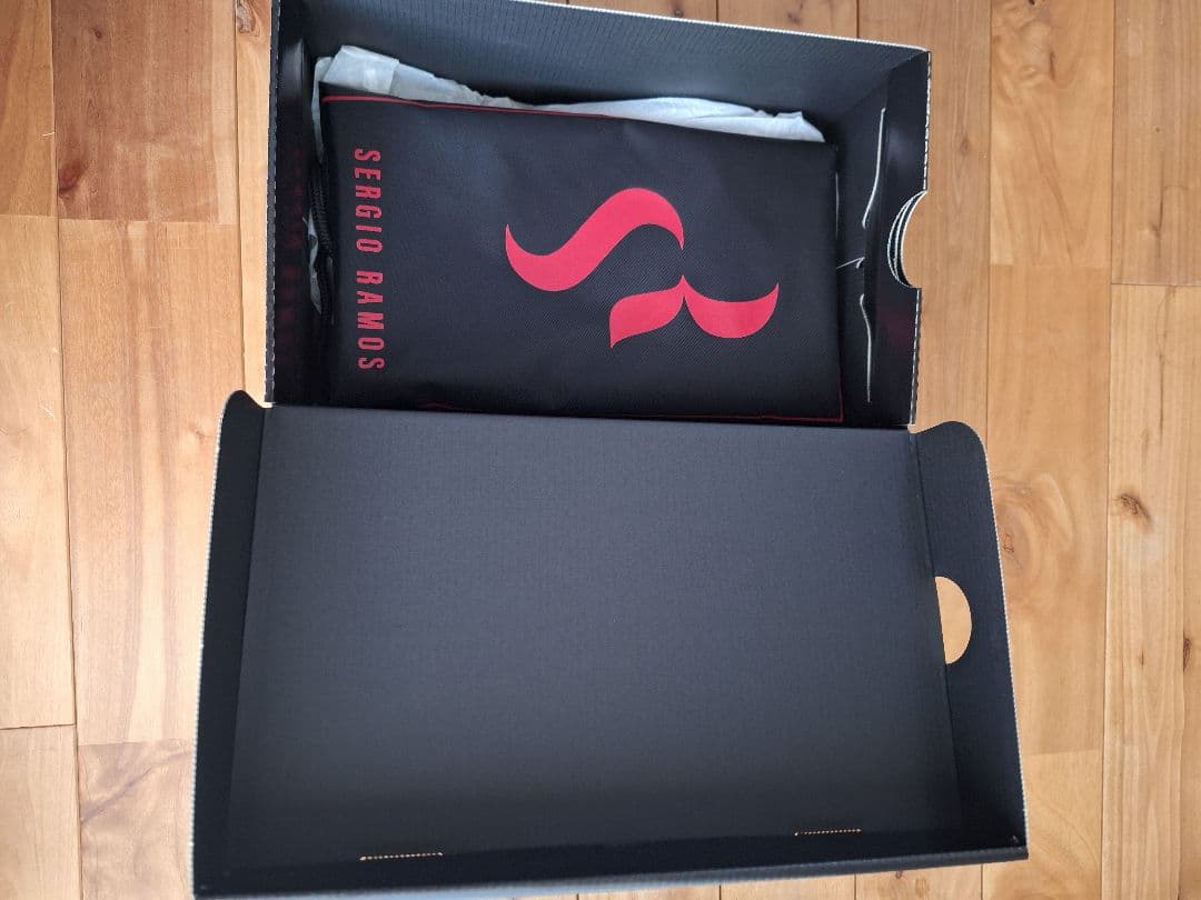 ヴ*ー様 Sergio Ramos SR4 スパイク ブラック/レッド