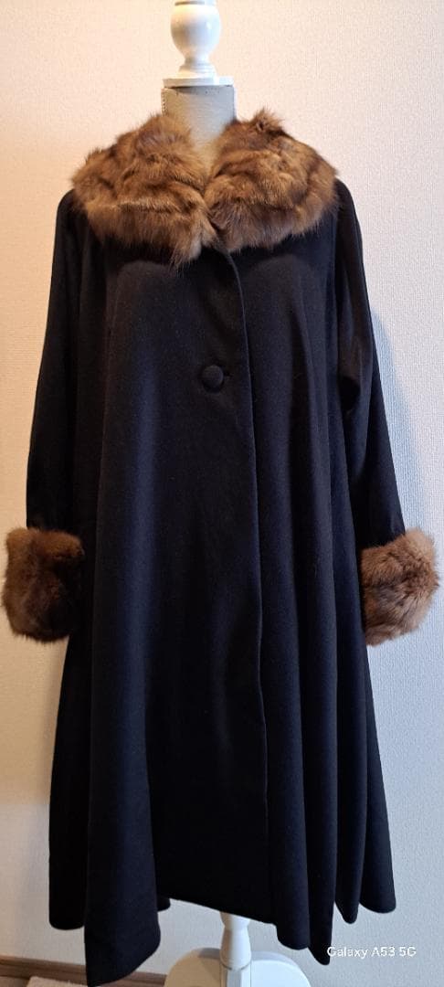 黒のロングコートファー(セーブル）襟。袖付き