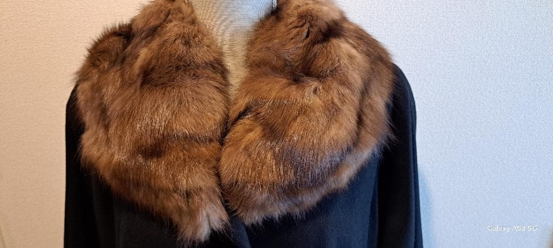 黒のロングコートファー(セーブル）襟。袖付き