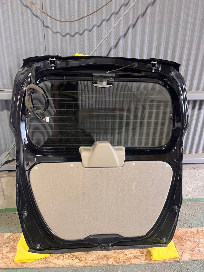 ホンダ N-BOX ブラック　リアゲート