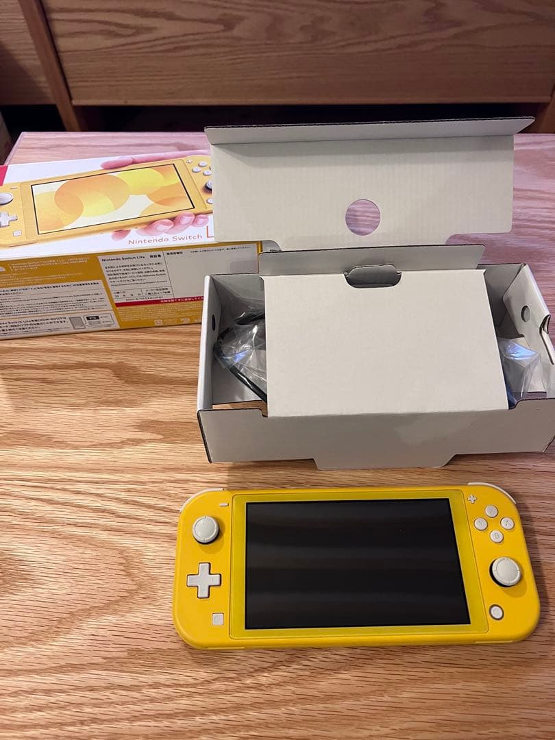 Nintendo Switch Lite 　本体　イエロー　充電器・箱付き