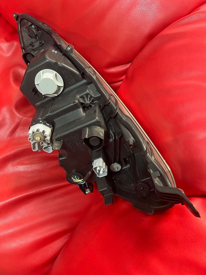 トヨタアクアNHP10 中期　右LEDヘッドライト KOITO 52-293