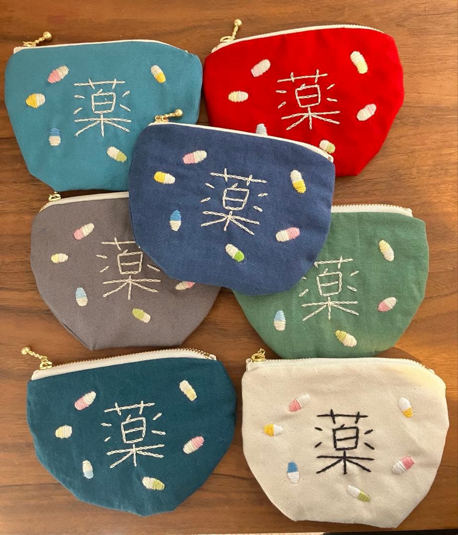 ななちゃんさま　専用ページ　薬ポーチ　刺繍　ハンドメイド