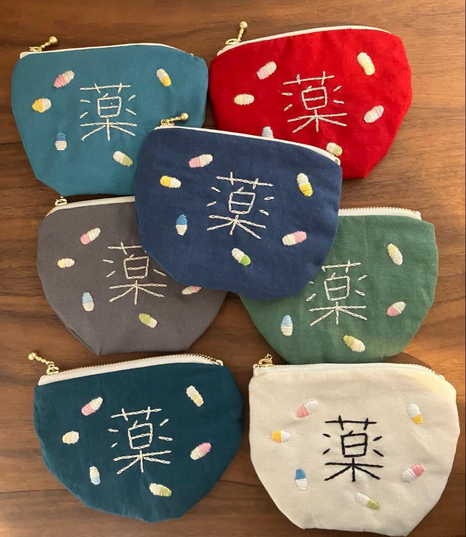 ななちゃんさま　専用ページ　薬ポーチ　刺繍　ハンドメイド