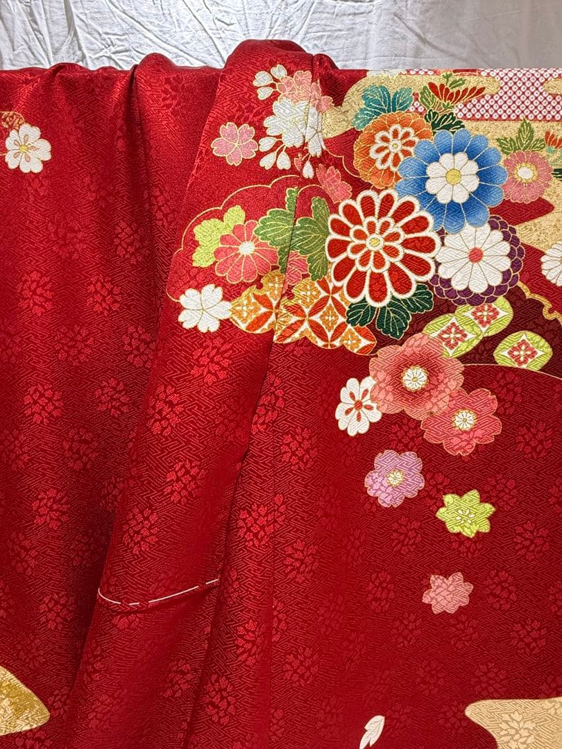 三越取扱 吉澤織物 [田中優子の世界]振袖 未仕立 定価70万 正絹 赤地古典柄