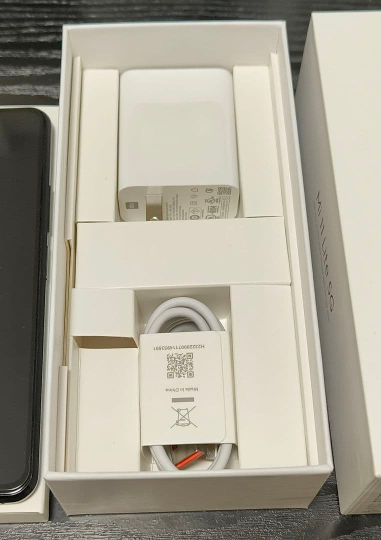 【美品】Xiaomi Mi 11 Lite 5G ACアダプターとカバー付き