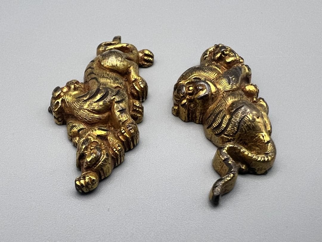 【海】江戸明治金工　虎親子　手彫　目貫一体　銅製鍍金　骨董品　専用箱付