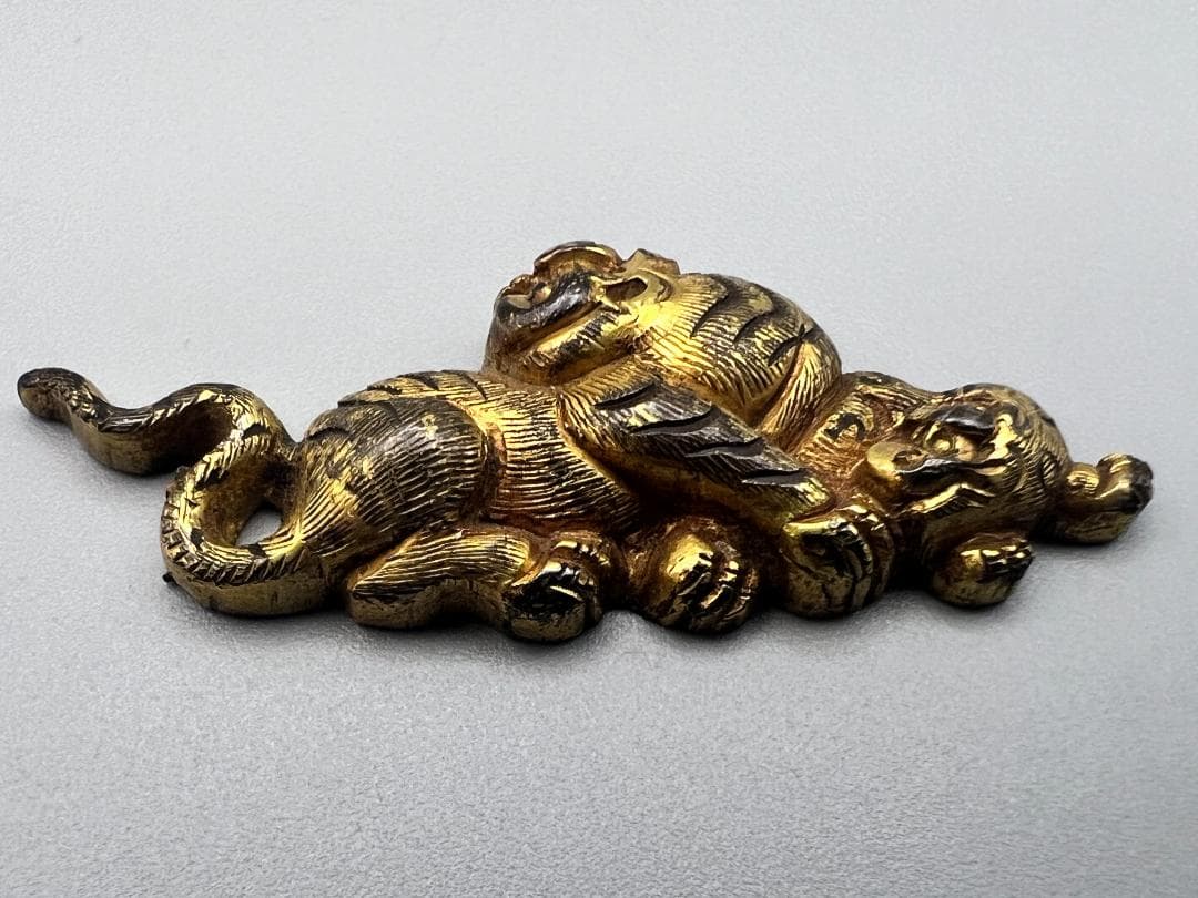 【海】江戸明治金工　虎親子　手彫　目貫一体　銅製鍍金　骨董品　専用箱付