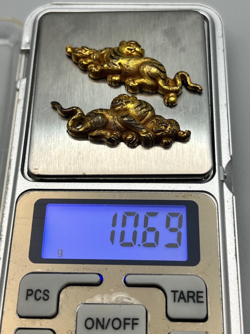 【海】江戸明治金工　虎親子　手彫　目貫一体　銅製鍍金　骨董品　専用箱付