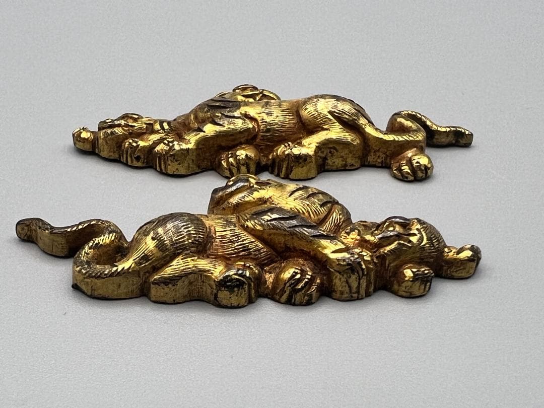 【海】江戸明治金工　虎親子　手彫　目貫一体　銅製鍍金　骨董品　専用箱付