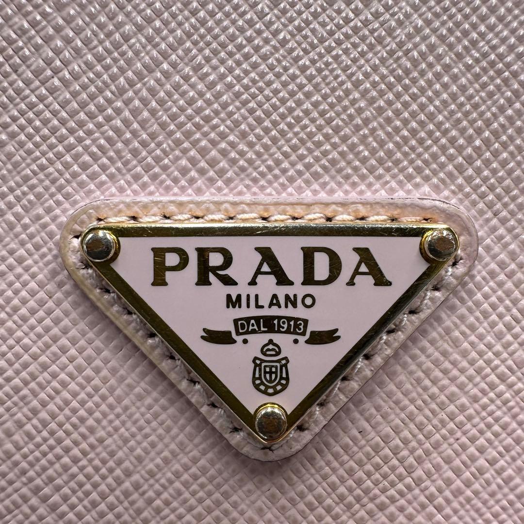 極美品✨ プラダ iPhone15 三角プレート ショルダー スマホケース