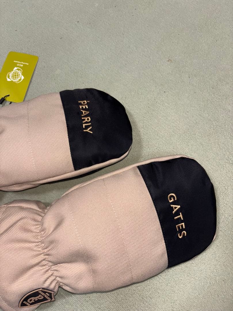 （新品）パーリーゲイツ、防寒ミトングローブ、ベージュと黒色、完売品