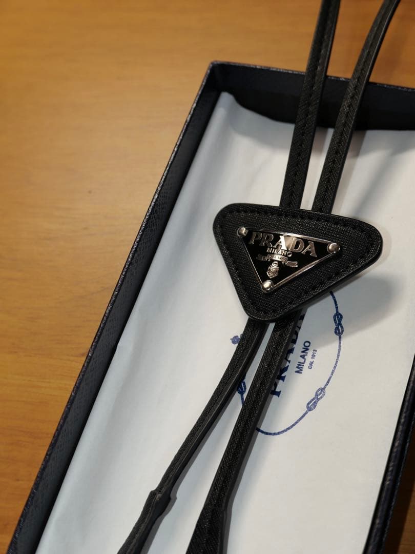 PRADA サフィアーノ　レザー　ポロ　タイ