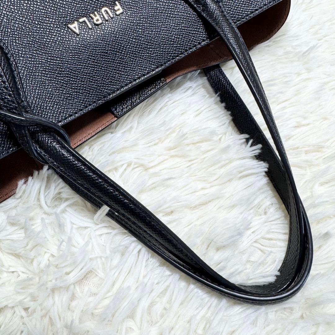 フルラ ヴィットリア トートバッグ 現行アーチロゴ ブラック サフィアーノレザー